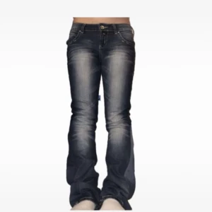 Blå bootcut jeans - Säljer mina jeans då de inte passar mig. Står att de är strl 31 men storleken passar 34