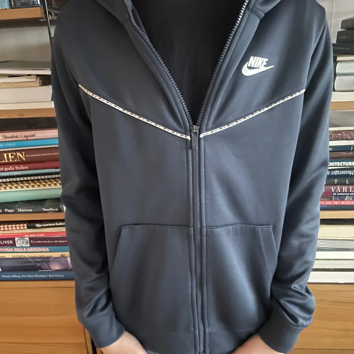 Mörkblå huvtröja från Nike