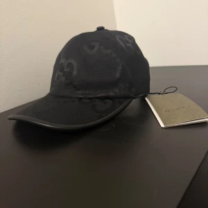 Svart Gucci keps - Använder inte keps längre så jag säljer den. Storlek ”M” helt ny skriv om du är intresserad snabb respons 💯