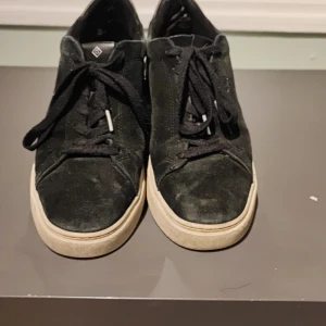 Svarta sneakers från Gant - Ursprungligen kosta dem 1500.Kan göra rent innan köp.Rätt så bra sick.Snygga svarta sneakers från Gant i mocka med snörning. De har en vit sula som ger en stilren kontrast. Perfekta för en avslappnad look.