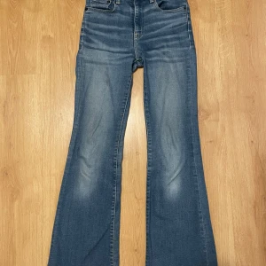 Blå bootcut jeans från Levi's - Snygga blå bootcut jeans från Levi's. Stl: 24, Midjemått: 32 Innerbenslängden: 73/74🙌 Skriv för fler bilder eller om ni har några frågor! Tar imot bud!