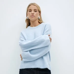 Ljusblå stickad tröja från Gina Tricot - Säljer denna fina stickade tröjan från Gina Tricot då den tyvärr inte kommit till användning🩵 använd cirka 5 gånger, köpt för 400 säljer för 290 (pris går att diskuteras)