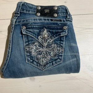 INTRESSEKOLL! 😍 -  Intressekoll på ett par snygga lågmidjade bootcut miss me jeans🥰Jeansen har en snygg detalj på fickorna och är i storlek W27 men passar mig som vanligtvis har W25. Jag köpte jeansen här på Plick men själv har jag använt de en gång. De är i bra skick men lite tecken på användning nere vid buntarna. Innerbenslängden är 81 cm🥰