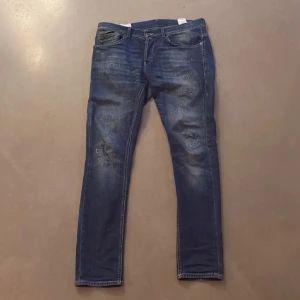Dondup jeans - Säljer nu mina otroligt snygga dondup jeans som är i den populära modellen, George. Byxorna är i nyskick, 9/10. Storlek 34 men passar någon mindre. Tveka inte på att höra av dig vid minsta fundering 