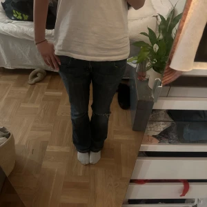 Low waist bootcut jeans - Såååå snygga och såå låga bootcut jeans!!! De är upsprättade längst ned men kanske några slitningar men inget jag tycker syns!
