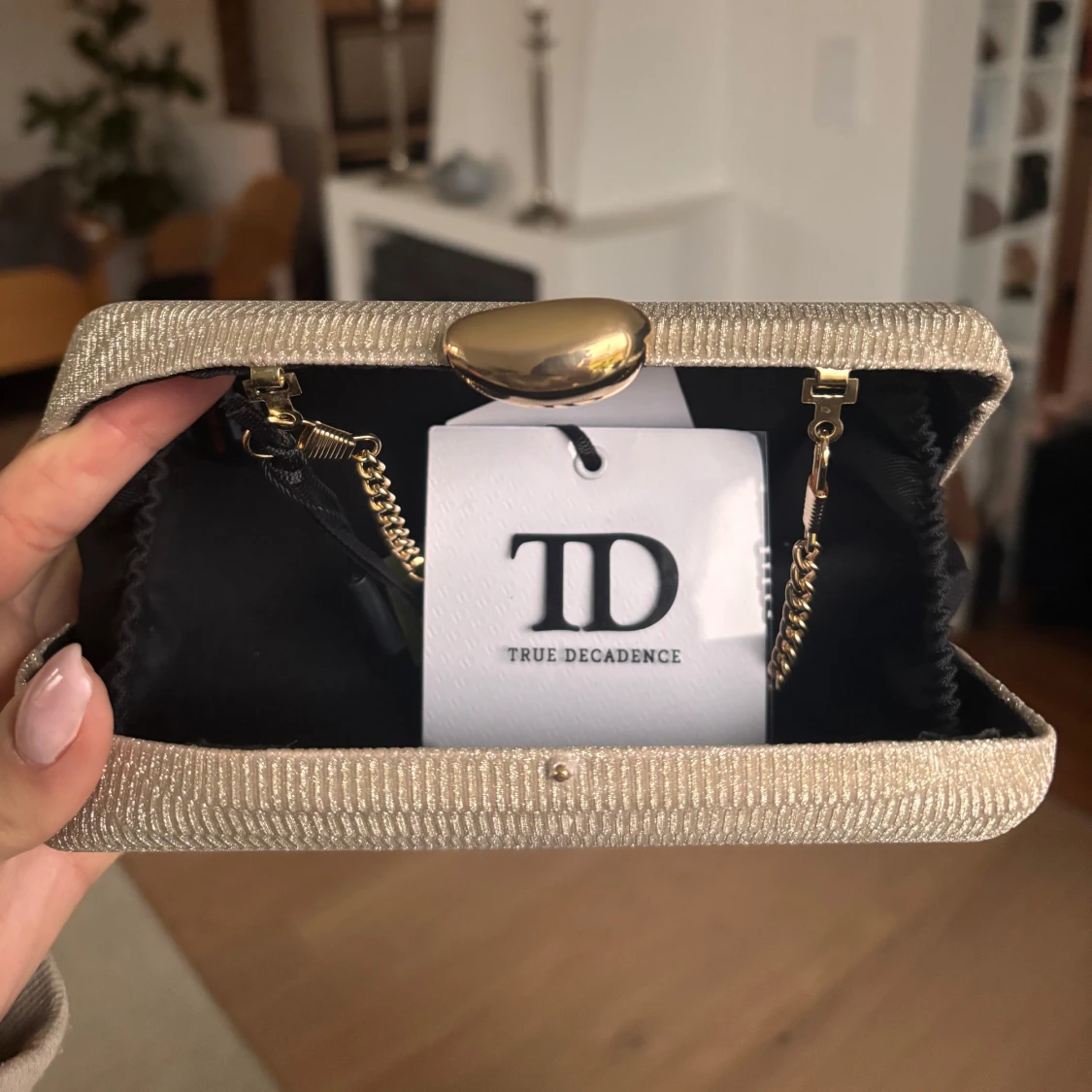 Guldig kuvertväska från True Decadence - 2