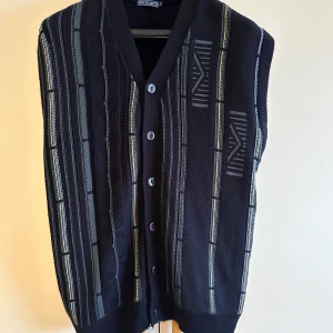 Vintage Stickad väst - Vintage stickad väst i bra skick. Modell på bilden är 186cm