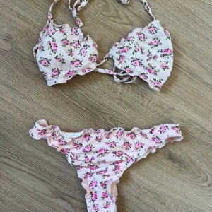 Blommig bikini - Använd ett fåtal gånger. Den tvättas innan den skickas! Rabatt vid köp av flera varor🌸
