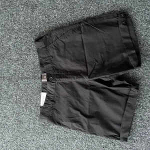 Svarta shorts från H&M - Snygga svarta shorts från H&M i slim fit. Helt nya aldrig använda  