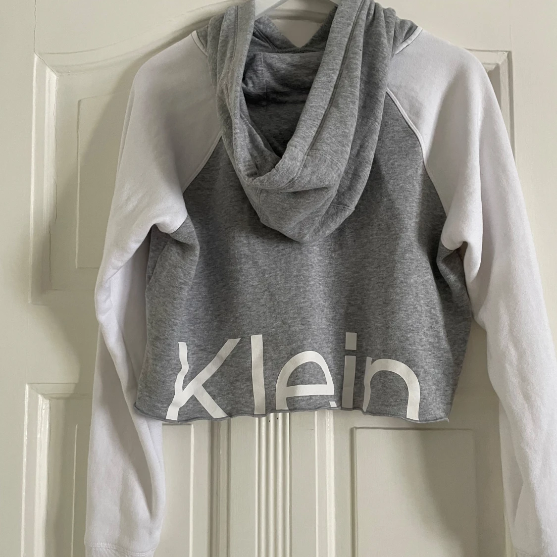 Grå och vit hoodie från Calvin Klein - 1