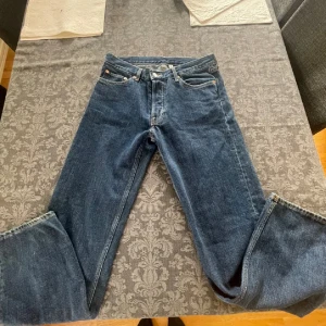 Weekday jeans - Säljer nu dessa feta Weekday jeansen. Jeansen är i nyskick 10/10. Skriv om ni vill ha fler bilder eller vid minsta lilla funderingen!