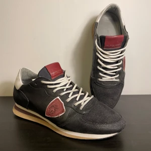 Philippe model trainers - Säljer dessa feta svarta Philippe model trainers i storlek 42, passar 43 Skick 8,5/10 Om det är något ni undrar så är det bara att fråga!⭐️⭐️⭐️