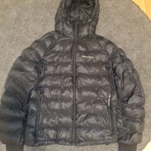 Svart pufferjacka från Peak Performance - Säljer en svart pufferjacka från Peak Performance. Den är bra skick utan smuts men har en liten skåra på sig vid vänster ficka. Fråga gärna om fler bilder vid behov.