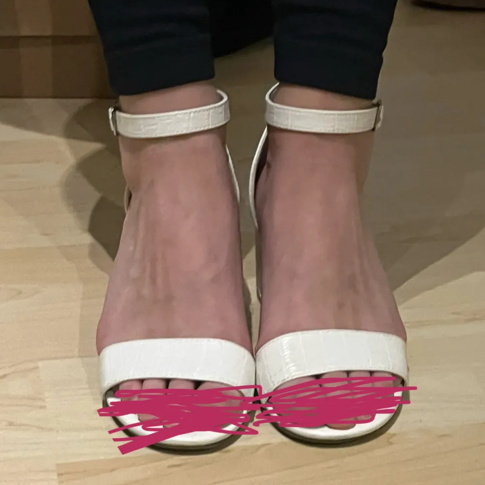Säljer ett par eleganta vita klackskor med krokodilmönster. De har en bekväm blockklack och en justerbar rem runt ankeln. Perfekta för sommarens fester eller en stilren vardagslook. Skorna är i mycket bra skick och redo att användas! . Kengät.