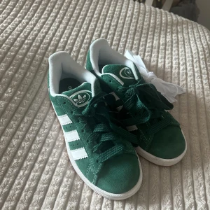 Gröna Adidas Campus 00s - Snygga gröna Adidas Campus sneakers, helt nya, använda bara en gång då är dom för små :((OBS! Ska säljas snart på Tradera, så skynda på eller så kmr annonsen läggas ner.