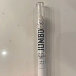 Jumbo Eye Pencil i nyansen Cottage Cheese - Jumbo Eye Pencil från NYX i färgen Cottage Cheese. Denna krämiga ögonpenna är perfekt för att skapa en skimrande look. Enkel att applicera och kan användas både som eyeliner och ögonskugga. Perfekt för att ge ögonen en ljus och pigg effekt. Många använder den även för en vanlig highliter!