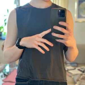 Svart ärmlös topp från Bik Bok - Säljer en stilren svart ärmlös topp från Bik Bok. Kan användas till vardags eller gymmet!