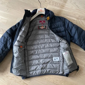 Parajumper dunjacka - Säljer en snygg svart quiltad jacka från Parajumpers. Perfekt för kyligare dagar med sin stilrena design och bekväma passform.    Nypris:5500kr.                                                       Storlek:Y-L 