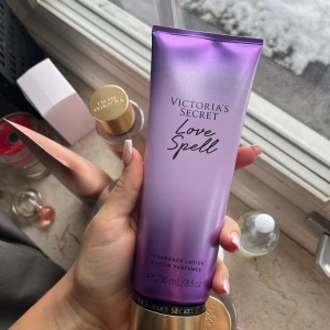 Love Spell lotion från Victoria's Secret - Säljer en Love Spell lotion från Victoria's Secret. Den kommer i en snygg lila tub med guldlock och rymmer 236 ml. Perfekt för att hålla huden återfuktad och dofta fantastiskt.