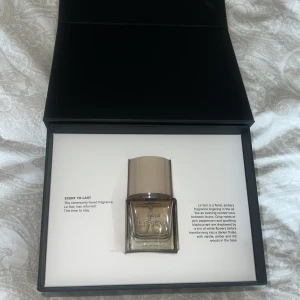 Le Soir Eau de Parfum från CAIA - Säljer Le Soir parfymen som  är en blommig och amberdoftande parfym med inslag av rosa peppar och svartvinbär. Parfymen är i 50ml och nylanserad! Jag har testat den1-3 spray och kände inte att doften passade mig, Doften övergår till vita blommor och avslutas med vanilj, amber och rika tränoter.😍😍Den svarta boxen medkommer med parfymen!