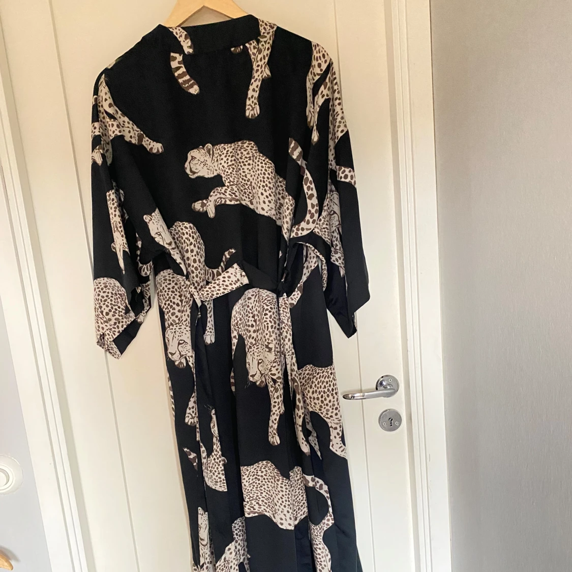 Svart kimono morgonrock med leopardmönster - 4