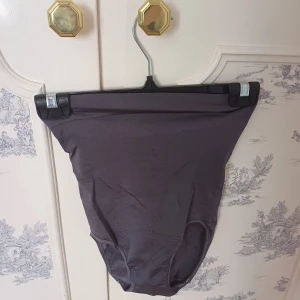 Shapewear - Shapewear. Tillverkad i ett mjukt och stretchigt material för bästa komfort.