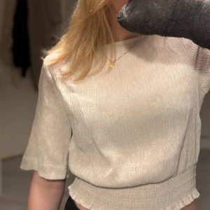 Twist and tango blus/ topp - Fin beige /cremfärgad blus från twist and tango. Använd få gånger. Fin med resår i midjan. Obs ej struken på bilden. Nypris 999kr