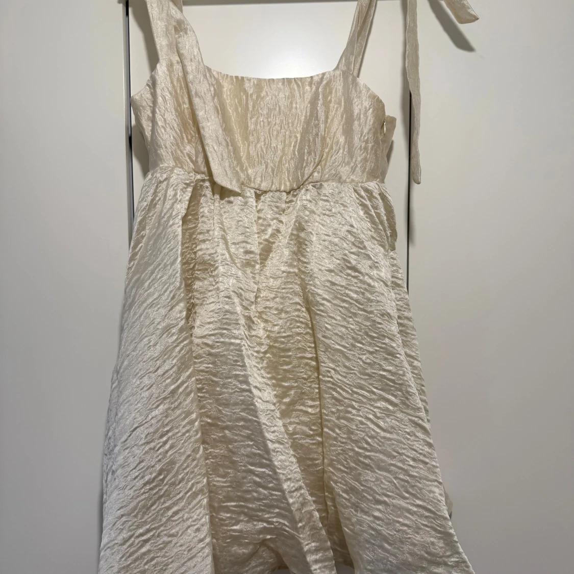 Vit klänning med knytband perfekt till studenten! - 3