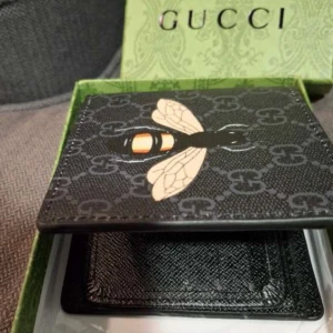 Svart plånbok med bi-motiv - Snygg svart plånbok med ett coolt bi-motiv på framsidan. Plånboken har flera kortfack och en genomskinlig sektion för ID-kort. Perfekt för att hålla ordning på dina kort och kontanter med stil.