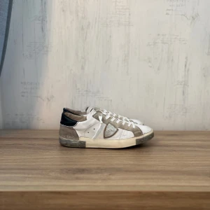 Philippe Model skor - Philippe Model skor i utmärkt skick! Perfekta nu inför våren och sommaren för att uppnå en stilren look🫡😎Våga kontakta oss vid frågor!