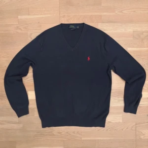 Mörkblå polo tröja  - Säljer en fin Ralph lauren polo tröjan i storlek m. Den är i färgen mörkblå och är i väldigt fint skick. Skulle säga att den passa S/M. Skriv om du har några funderingar!