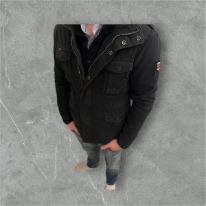 Field jacket  - Säljer nu min stiliga och knappt använda Superdry Rookie Edition field jacka i storlek XS men passar S-M. Jackan är i väldigt bra skick och perfekt nu till hösten. Säljs nu för endast 699kr!