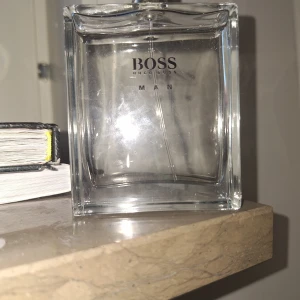 Parfym BOSS Bottled Man - Elegant och stilren parfymflaska från BOSS för män. Billigare vid snabbaffär