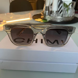 Transparenta solglasögon från Chimi - Ett helt par nya chimis i 9/10 skick. Allt tillkommer med ett bra pris:)