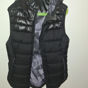 Svart dunväst med dragkedja - Svart jacka storlek S men funkar jätte bra för M perfekt nu för våren.                                     Billigare vid snabbaffär