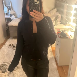 Marinblå kofta - Säljer en marinblå stickade kofta med långa ärmar. Perfekt för att hålla sig varm och bekväm. Passar till många olika outfits och tillfällen. Pris kan diskuteras 💞