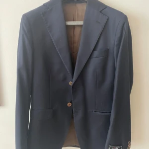 Marinblå studentkostym från Sir of Sweden - Perfekt studentkostym till dig som ska fira din eller någon annans student. Storlek 44. Som storlek S. I bra skick. Nypris: 3000