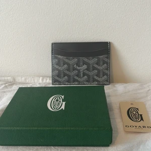 Grå korthållare från Gojard -  Grå plånbok från Gojard. Plånboken har flera fack för kort och lite sedlar. Perfekt för att hålla dina tillhörigheter organiserade. Stabilt material och otroligt snygg. Nästan helt oanvänd och helt ren. Kommer i originalförpackning. PRISET KAN DISKUTERAS