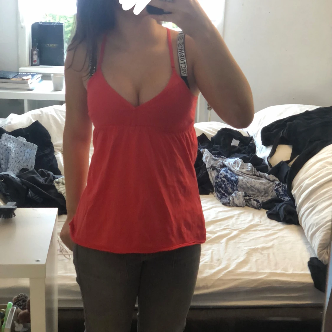 Röd linnetopp med korsade band - 1