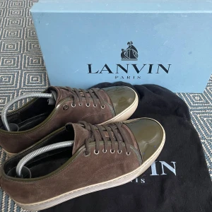 Lanvin sneakers  - Snygga sneakers från Lanvin, bruna med olivgrönt inslag. Sjukt snygga och perfekta inför vår och sommar! UK 6 vilket motsvarar ca 40-41. Billigare pris vid snabb affär!  PM för mer information 🙌