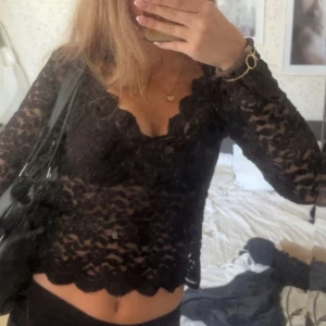 Svart spetstopp - Svart spetstopp från Zara💋storlek M, men passar mig som har S 