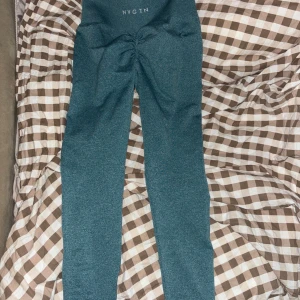 Oanvända NVGTN med scrunch  - Perfekt skick 