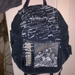 Jeans-blå ryggsäck med tryck - Jag säljer denna ryggsäck i jättebra skick eftersom den inte längre passar min stil och jag behöver lite extra pengar.😊💕Väskan har justerbara axelremmar och flera fack för praktisk förvaring. 