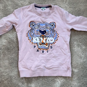 Rosa sweatshirt från Kenzo - Jättefin rosa kenzo tröja! I jättebra skick, inga defekter alls❣️