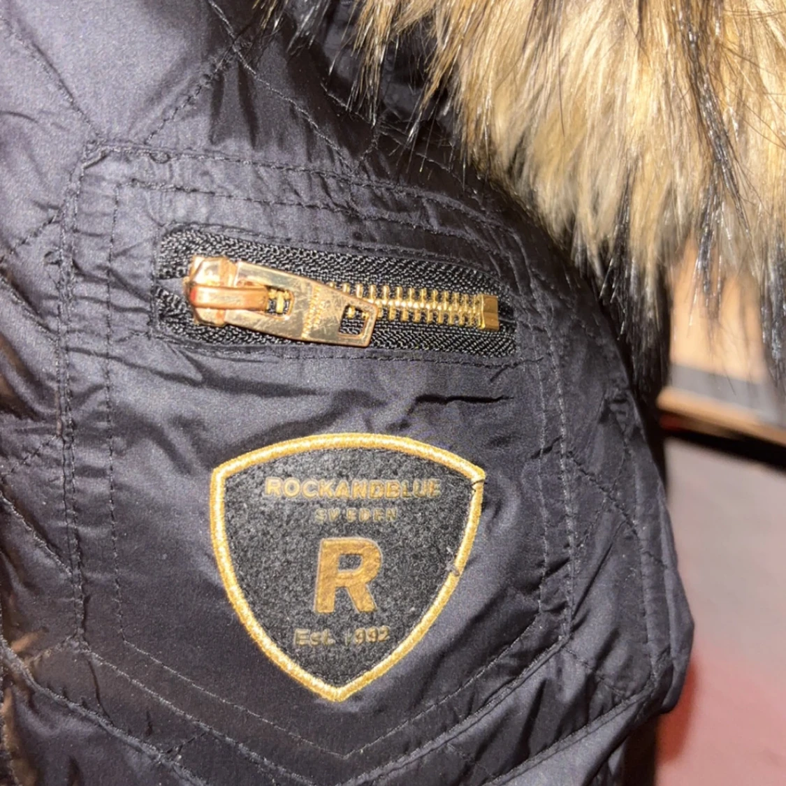 Svart dunjacka med pälsdetaljer från Rockandblue - 2