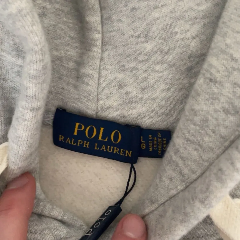 Sällsynt hoodie från ralph lauren i toppskick! Storlek L. Hupparit & Collegepaidat.