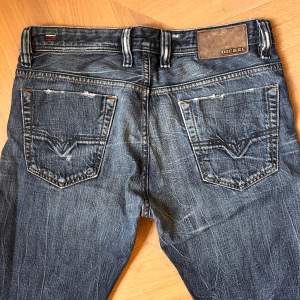 Vintage jeans från Diesel!! Unisex och lite slitna eftersom de är vintage men fortfarande i gott skick :) De har baggy passform och måtten är med på bild!