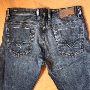 Diesel jeans - Vintage jeans från Diesel!! Unisex och lite slitna eftersom de är vintage men fortfarande i gott skick :) De har baggy passform och måtten är med på bild!