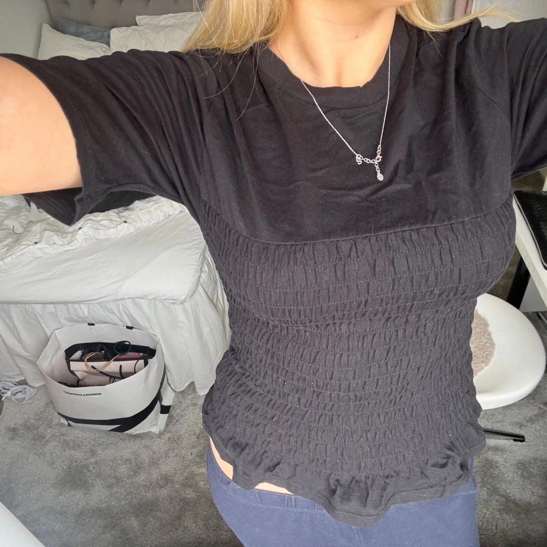 Svart smockad topp - 1