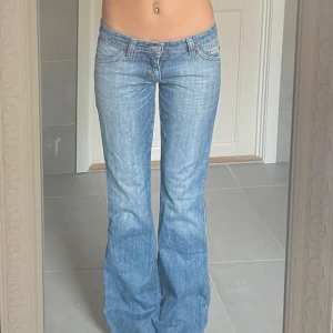 Lågmidjade jeans från Big Star - Snygga blå jeans från Big Star med en låg midja och bootcut-stil. I perfekt skick, w28 l34!💗